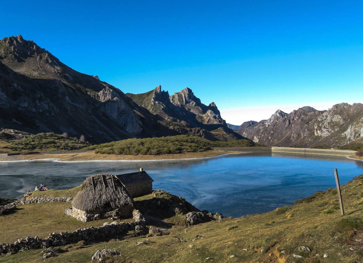 Parque Natural de Somiedo (Asturias) | Este paisaje protegido va desde los 400 metros a los casi 2.200, en él destacan sus impresionantes lagos, sus brañas en las que podemos encontrar antiguos Teitos que antaño utilizaban los vaqueiros de la alzada, verdes pastizales y en definitiva un paisaje donde encontraremos naturaleza en estado puro por cada rincón. Este se extiende por cinco valles: Saliencia, Valle del Lago y Pola de Somiedo, Perlunes y Pigüeña.