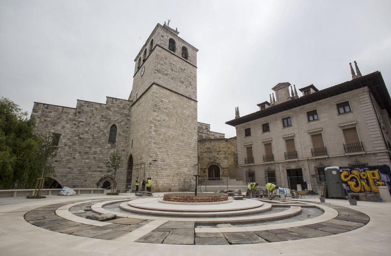 Las actuaciones en la plaza Obispo José Eguino y Trecu, donde se encuentra la antigua entrada a la catedral. 