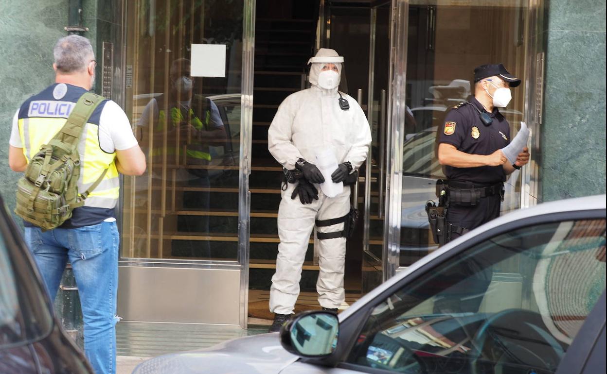 El edificio de Nicolás Salmerón está vigilado las 24 horas del día para evitar la salida de vecinos e impedir la entrada de otras personas.