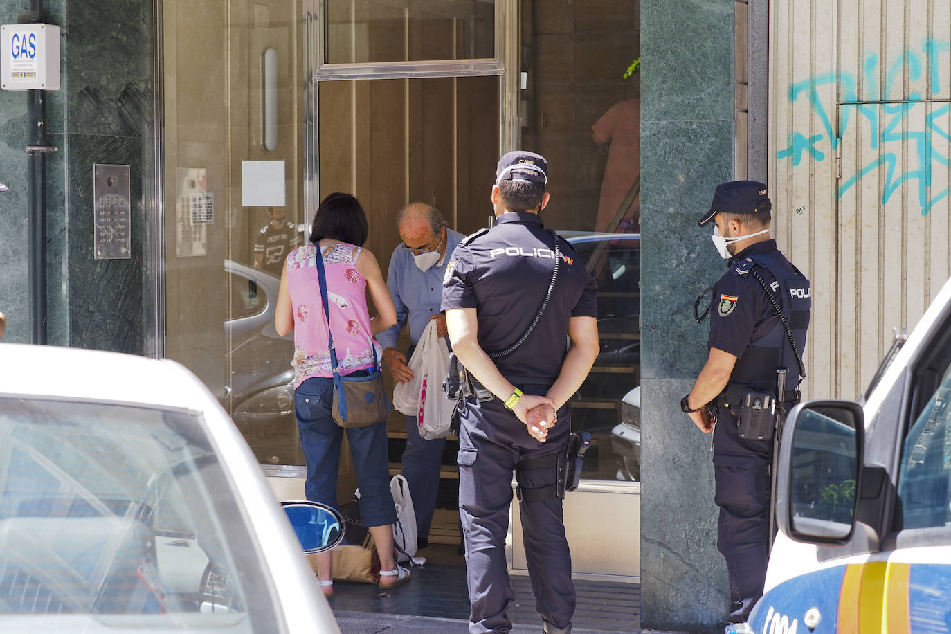 Fotos: La Policía custodia el edificio en el que ha surgido el brote de coronavirus