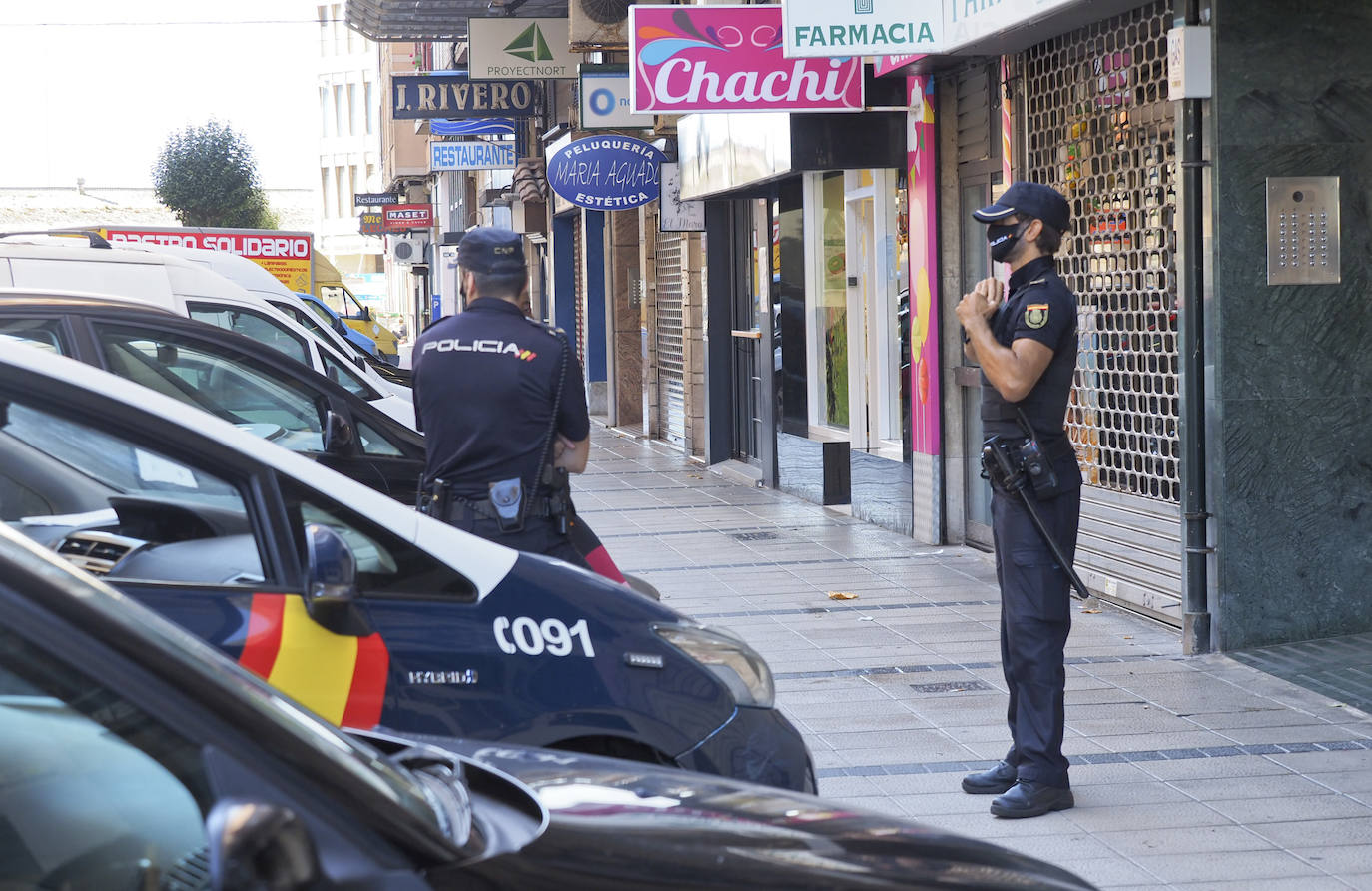 Fotos: La Policía custodia el edificio en el que ha surgido el brote de coronavirus