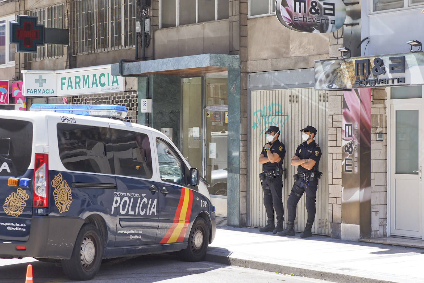 Fotos: La Policía custodia el edificio en el que ha surgido el brote de coronavirus