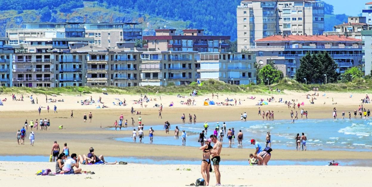 Laredo instalará cámaras informativas en la playa Salvé, pero no limitirá el aforo