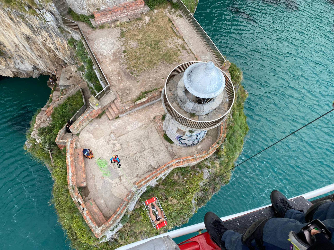 Fotos: Otro rescate en helicóptero en el Faro del Caballo de Santoña