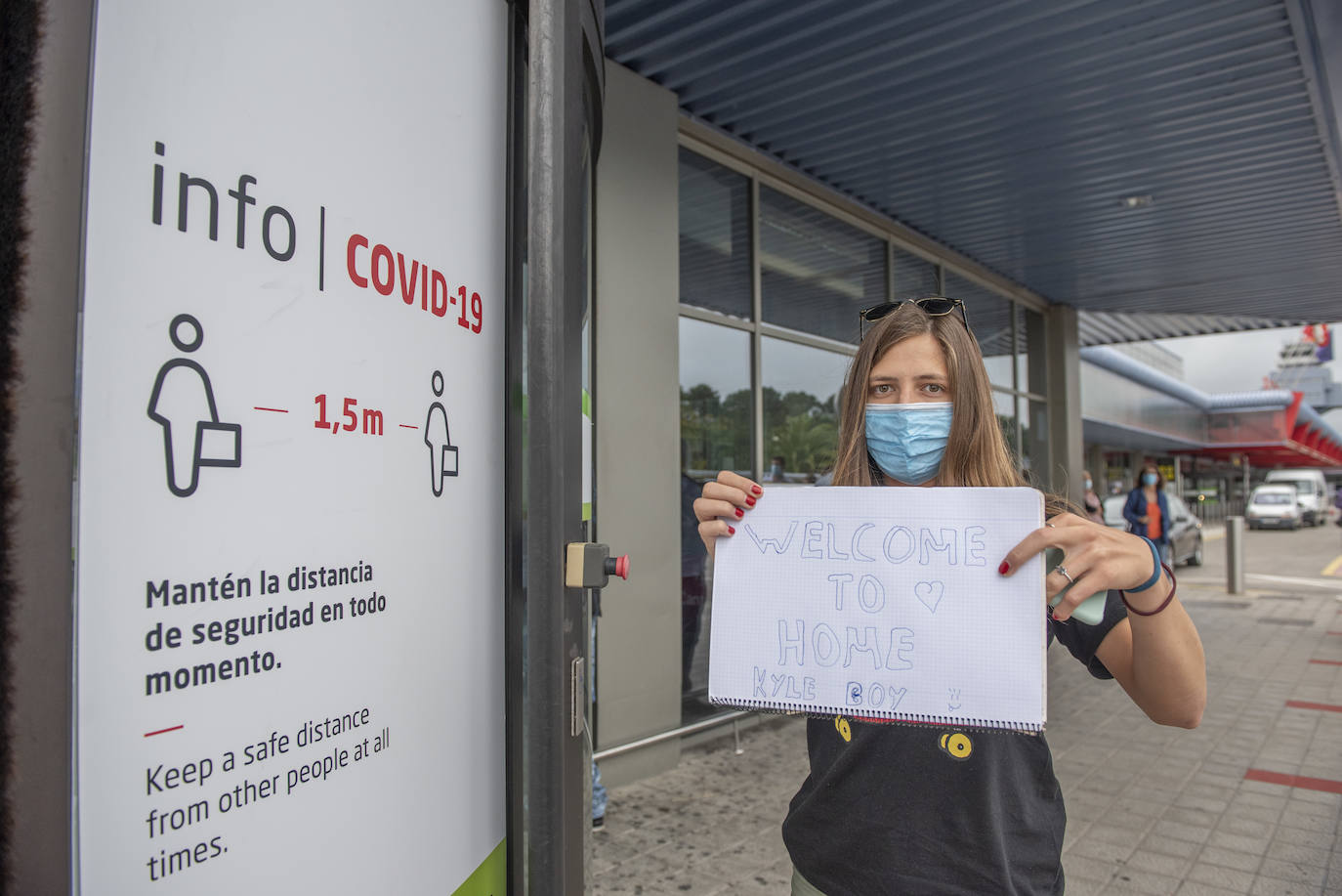 El primer vuelo internacional ha aterrizado esta tarde en el Seve con 180 pasajeros provenientes de Londres a quienes se les ha medido la temperatura al llegar