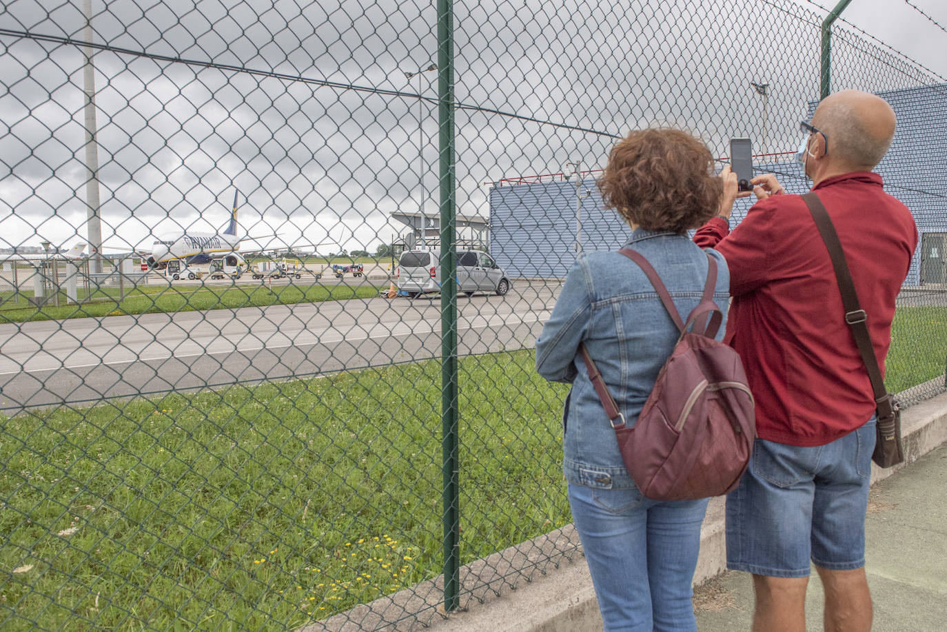 El primer vuelo internacional ha aterrizado esta tarde en el Seve con 180 pasajeros provenientes de Londres a quienes se les ha medido la temperatura al llegar