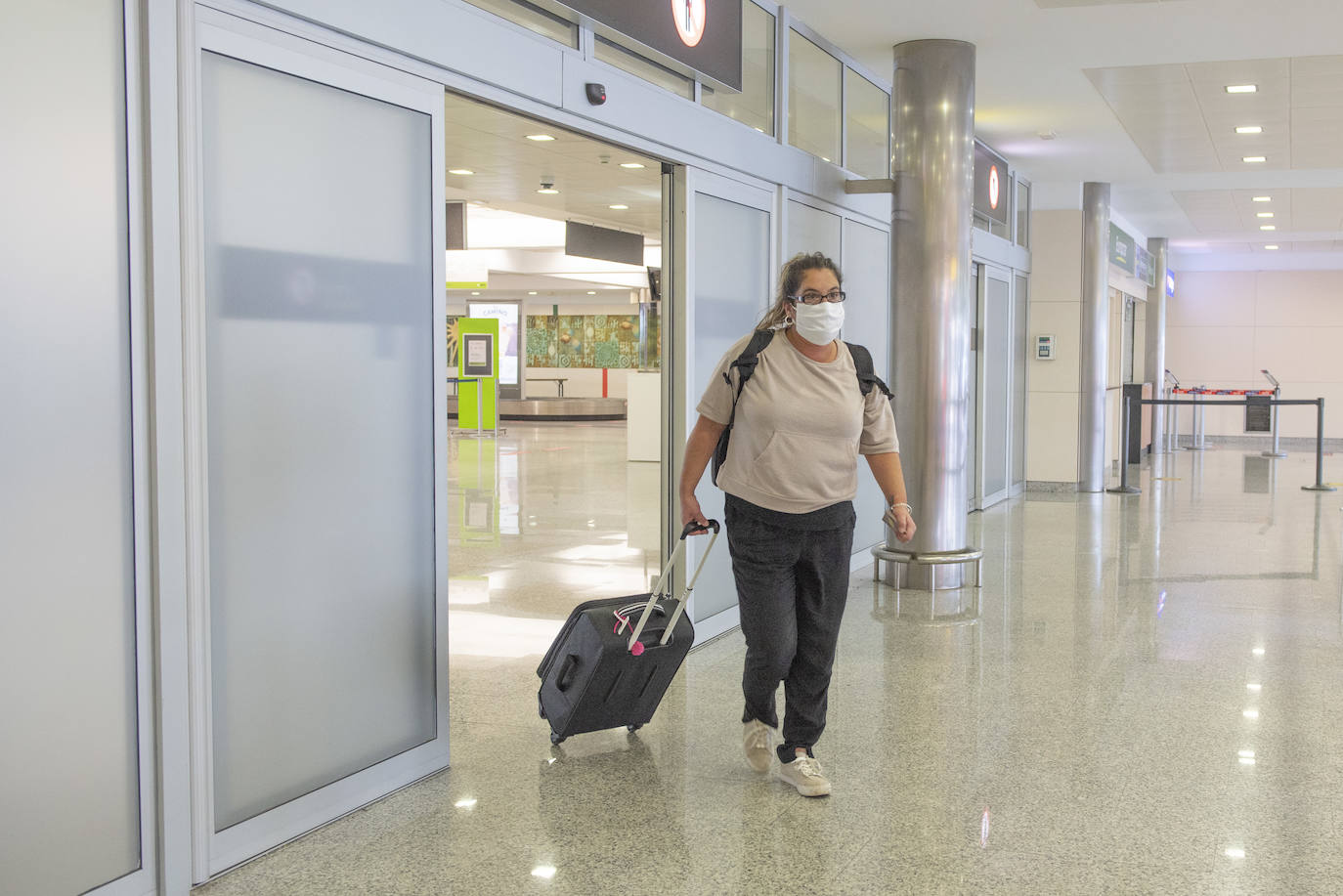 El primer vuelo internacional ha aterrizado esta tarde en el Seve con 180 pasajeros provenientes de Londres a quienes se les ha medido la temperatura al llegar