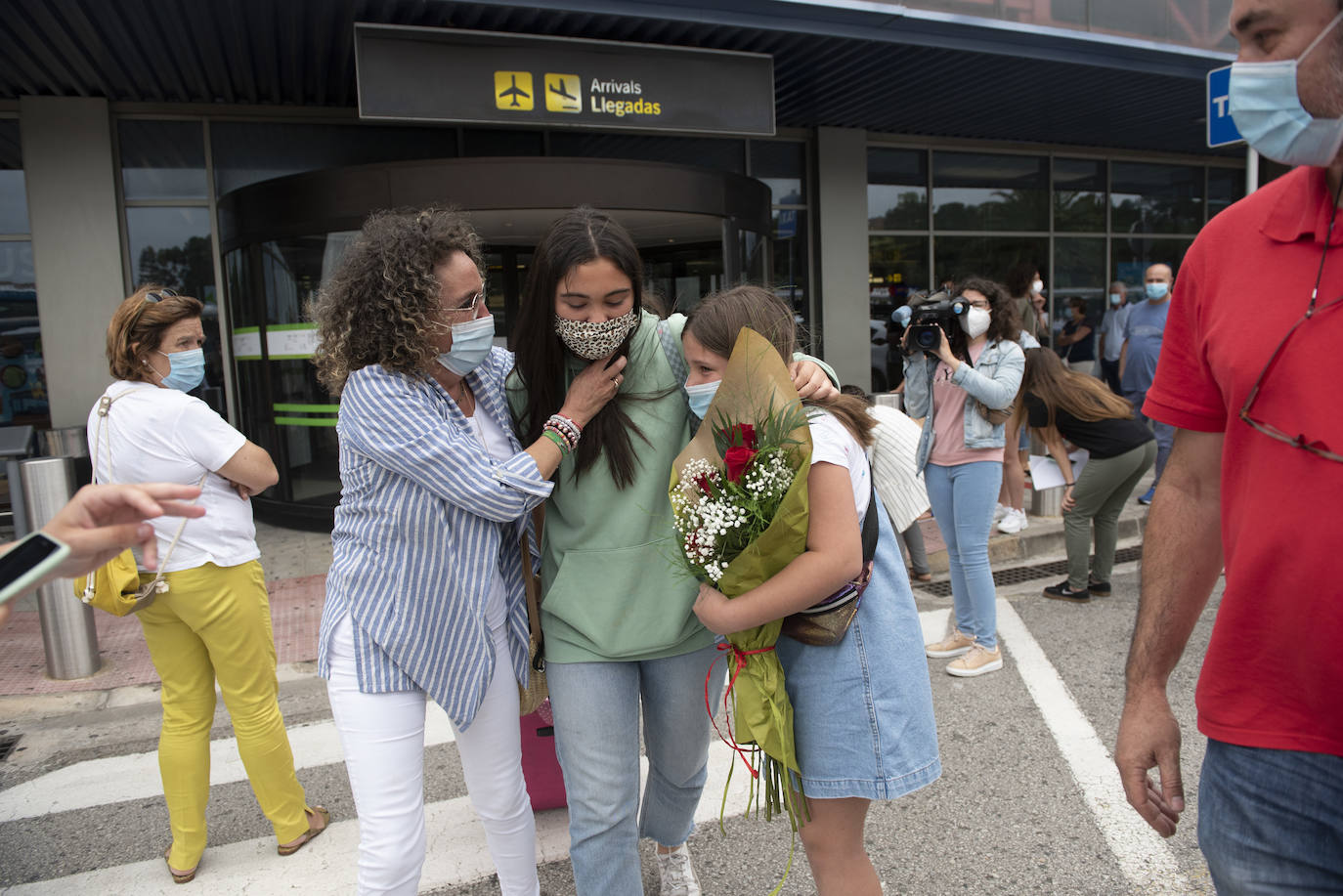 El primer vuelo internacional ha aterrizado esta tarde en el Seve con 180 pasajeros provenientes de Londres a quienes se les ha medido la temperatura al llegar