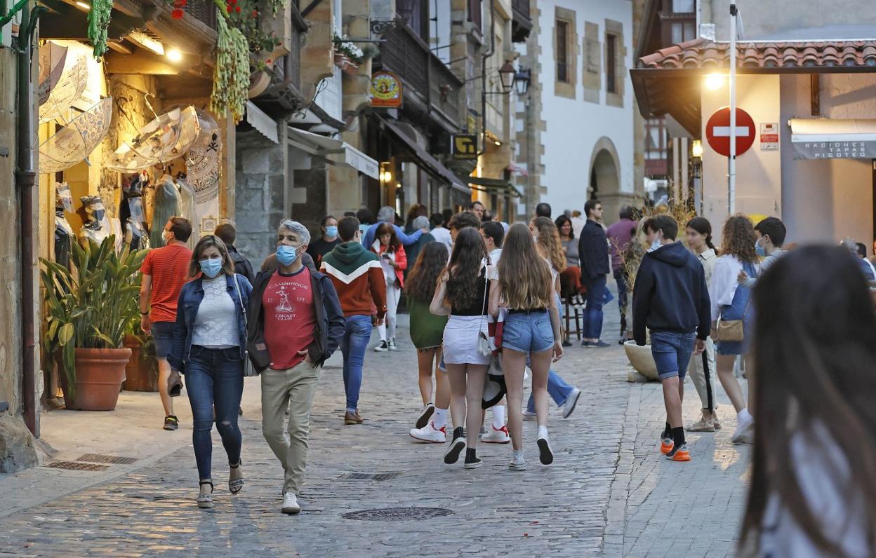 Vecinos y turistas pasean por Comillas, en una imagen de archivo tomada durante la 'desescalada'. 