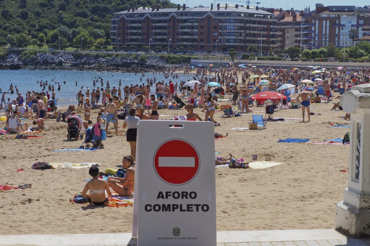 Imagen reciente de la playa de Brazomar, que ha sido cerrada en varias ocasiones al completarse el aforo permitido