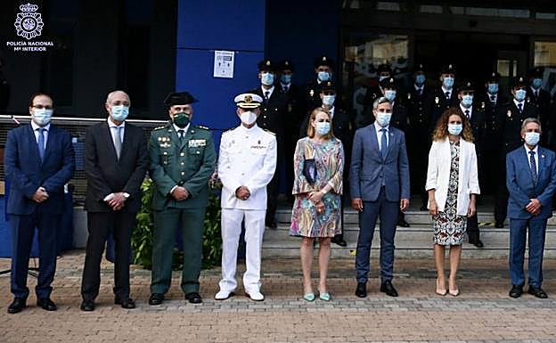 Imagen principal - Diecinueve policías nacionales juran su cargo en Cantabria
