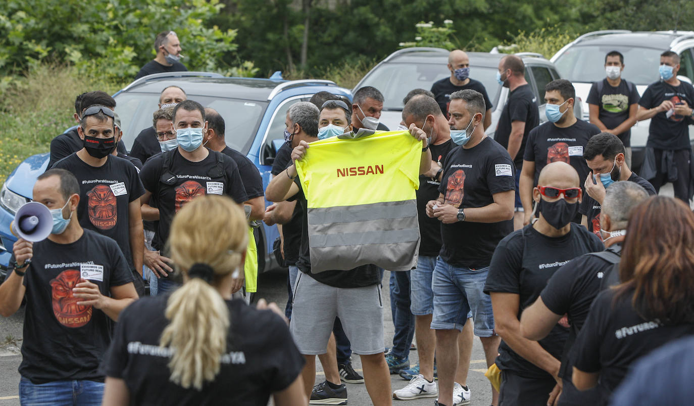 Al grito de 'Nissan no se cierra', los trabajadores de la planta de Barcelona se han concentrado de forma pacífica en las inmediaciones de la fábrica cántabra