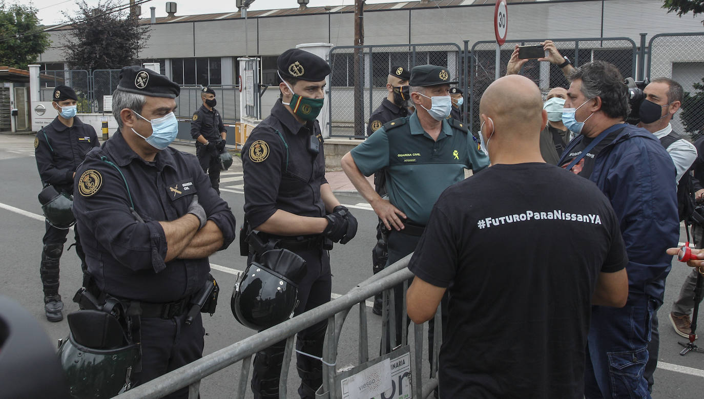 Al grito de 'Nissan no se cierra', los trabajadores de la planta de Barcelona se han concentrado de forma pacífica en las inmediaciones de la fábrica cántabra