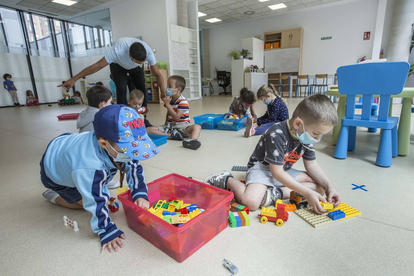 Miles de niños inician las actividades de ocio marcadas por las medidas de seguridad