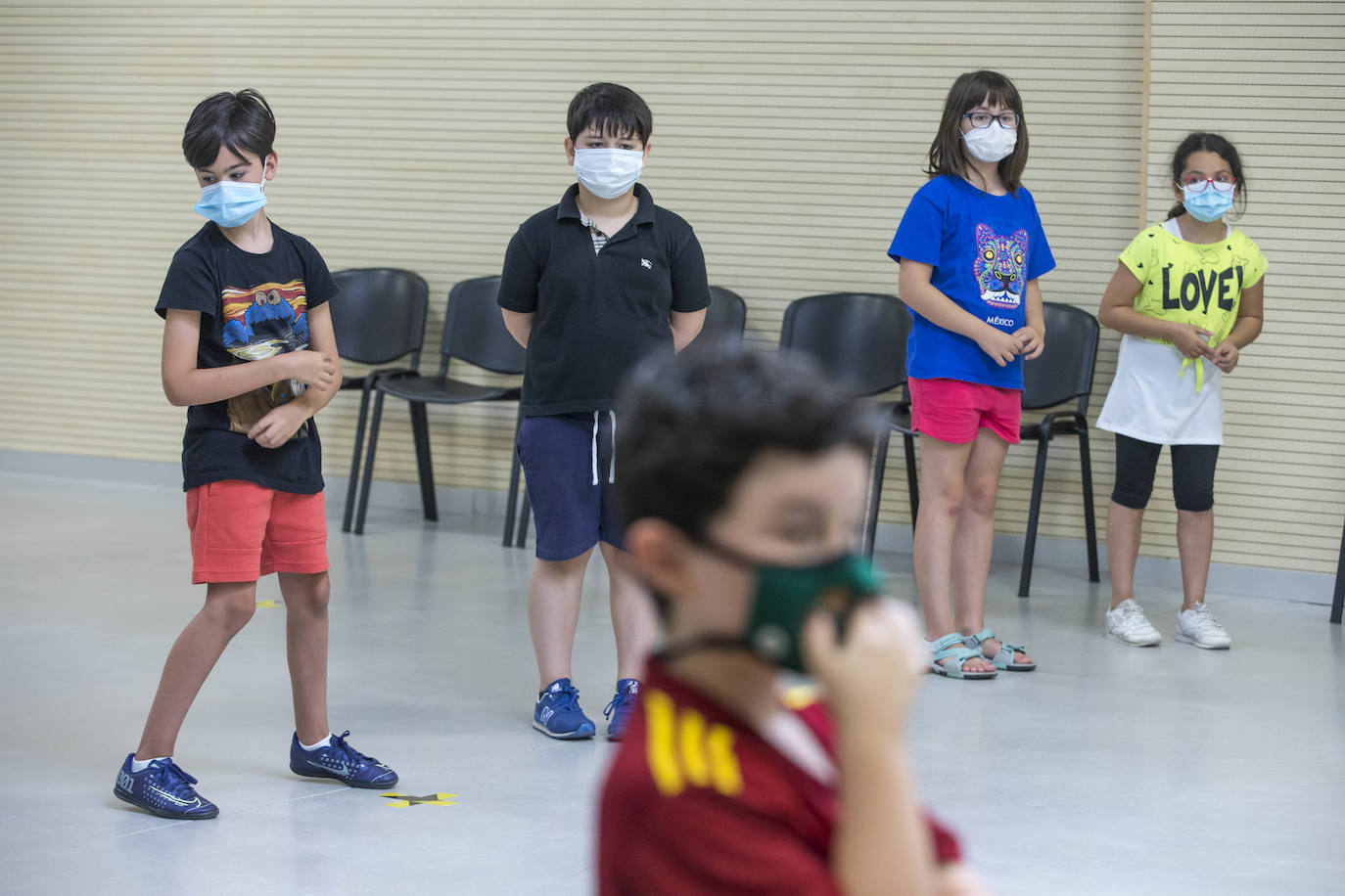 Miles de niños inician las actividades de ocio marcadas por las medidas de seguridad