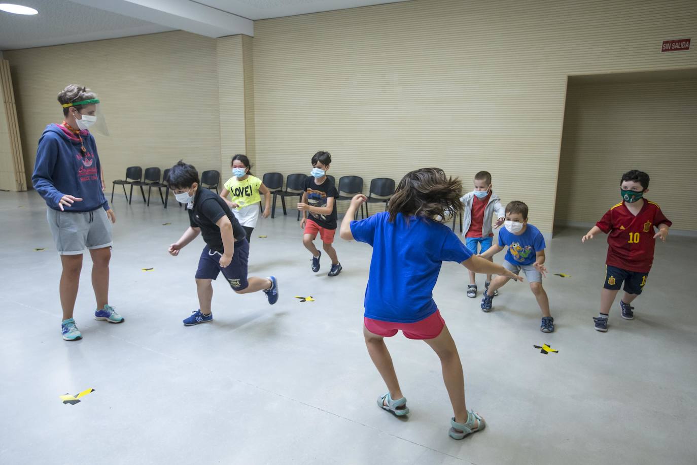 Miles de niños inician las actividades de ocio marcadas por las medidas de seguridad