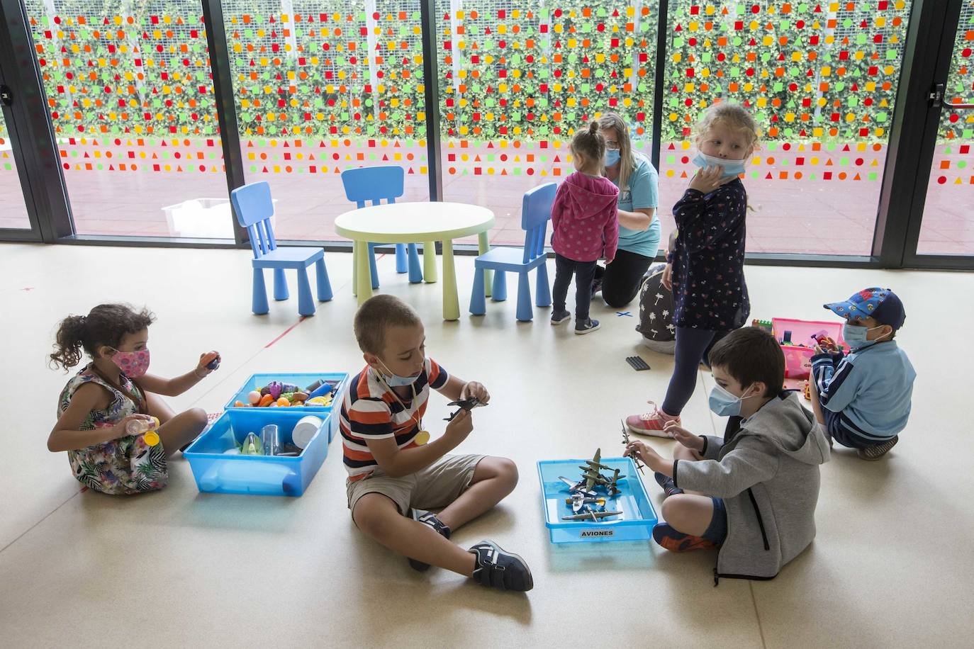 Miles de niños inician las actividades de ocio marcadas por las medidas de seguridad