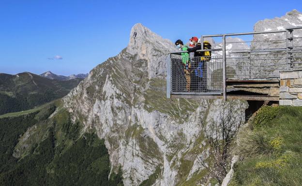 Imagen principal - Mirador del teleférico, recinto de los osos de Cabárceno y cueva de El Soplao.