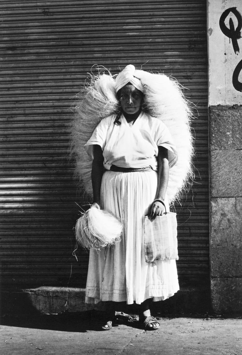 Las gentes. El retrato como experiencia para acercarse a la gente, el mundo femenino y las fronteras culturales indígenas están en la mirada de Iturbide. 