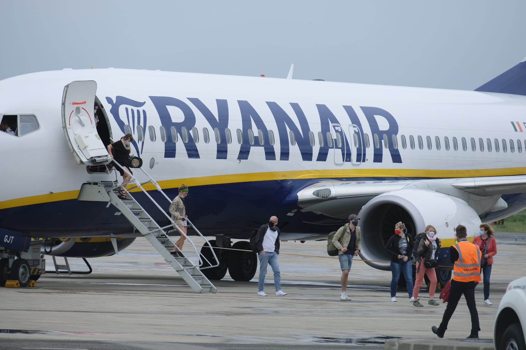 El aeropuerto Seve Ballesteros-Santander ha recibido esta tarde al primer vuelo de la conexión con Viena, que opera Lauda, y al de la compañía Binter, desde Gran Canaria El presidente cántabro, Miguel Ángel Revilla, y la consejera de Turismo, Marina Lombó, estaban esperando a los pasajeros en el aeropuerto y les han dado la bienvenida mientras les hacían entrega de mascarillas