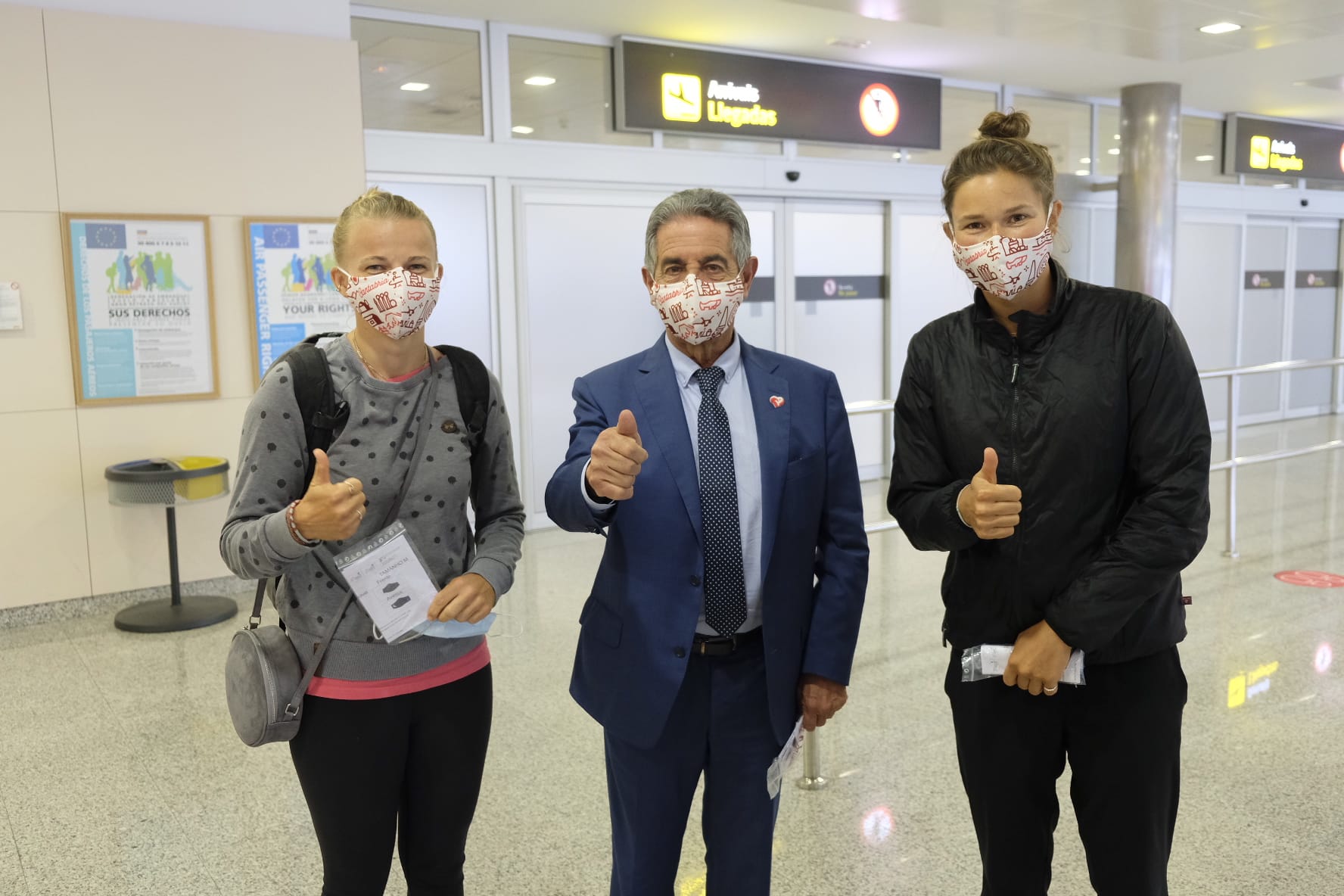 El aeropuerto Seve Ballesteros-Santander ha recibido esta tarde al primer vuelo de la conexión con Viena, que opera Lauda, y al de la compañía Binter, desde Gran Canaria El presidente cántabro, Miguel Ángel Revilla, y la consejera de Turismo, Marina Lombó, estaban esperando a los pasajeros en el aeropuerto y les han dado la bienvenida mientras les hacían entrega de mascarillas