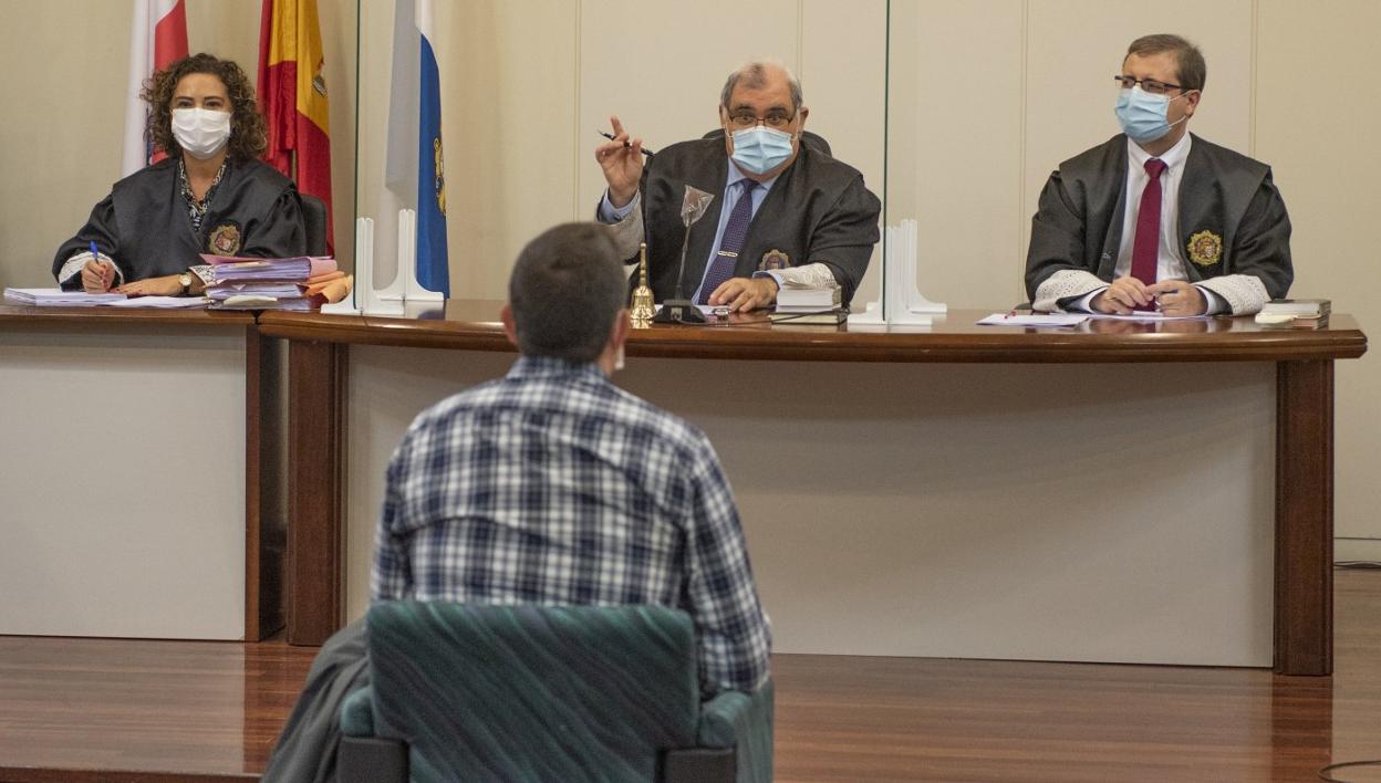 El juez y los miembros de sala llevan mascarilla y están separados por mamparas de metacrilato durante un juicio en Santander.