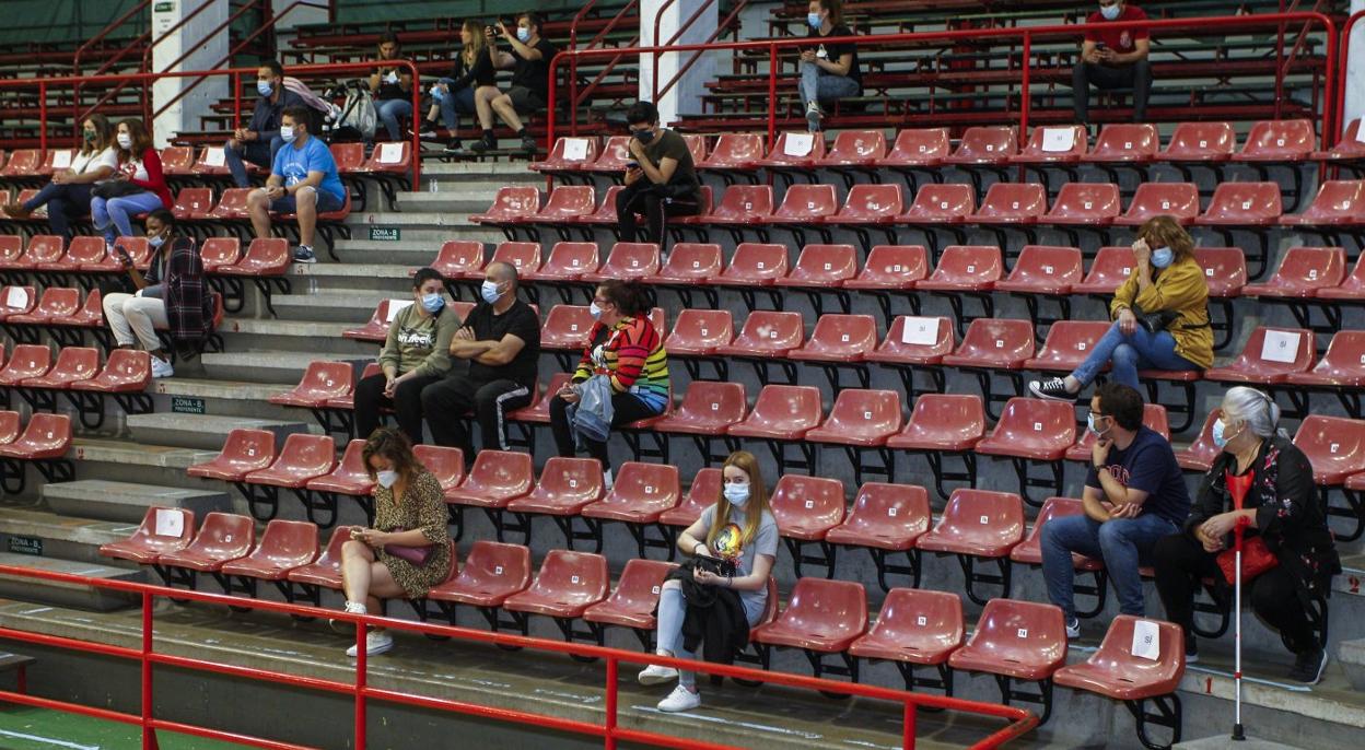 El sorteo se celebró en el pabellón Vicente Trueba, con mascarilla y guardando la distancia social, salvo los grupos familiares.