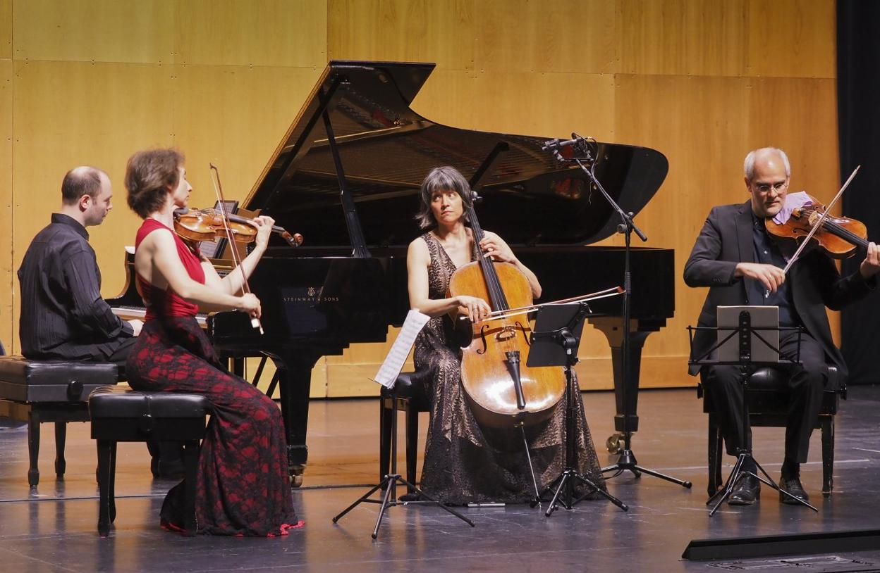 El Ensemble Cervantes abrió anoche en la sala Argenta el verano musical encabezado por este 'Reencuentro'. 