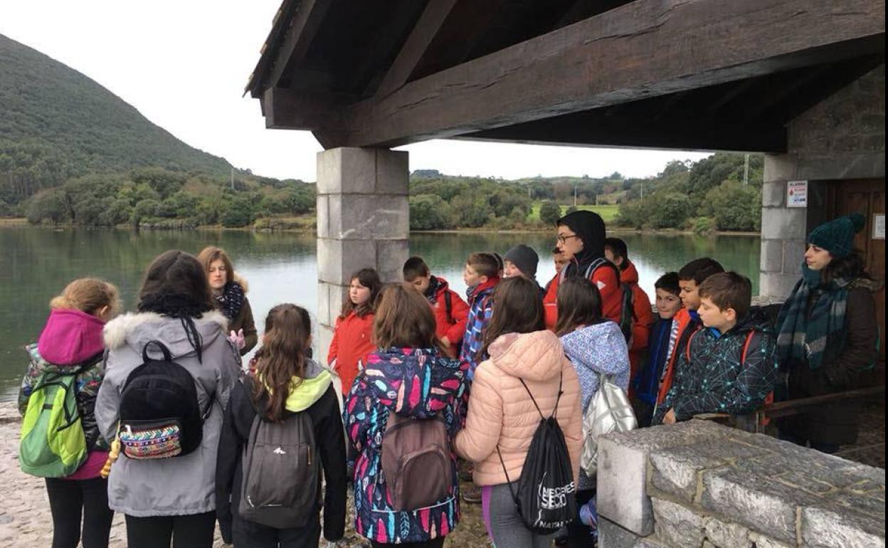 Grupo de escolares visitando el Ecoparque.