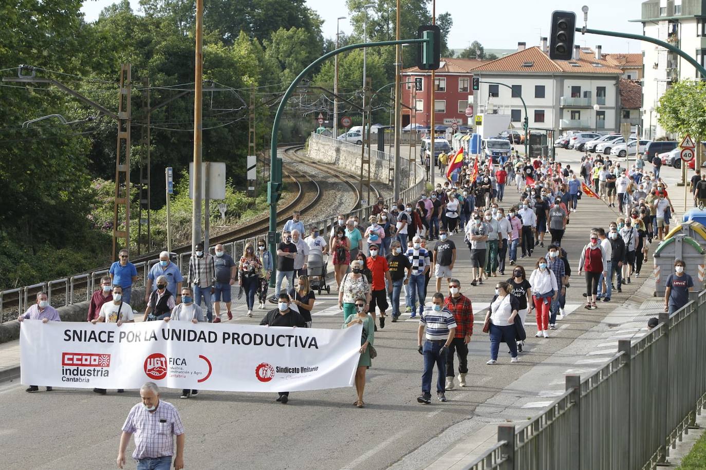 La manifestación convocada por el comité de empresa se ha realizado esta tarde formando tres filas y los asistentes portan mascarillas. El objetivo de la movilización es reivindicar que, si se compra Sniace en el proceso de liquidación, se mantenga su unidad productiva