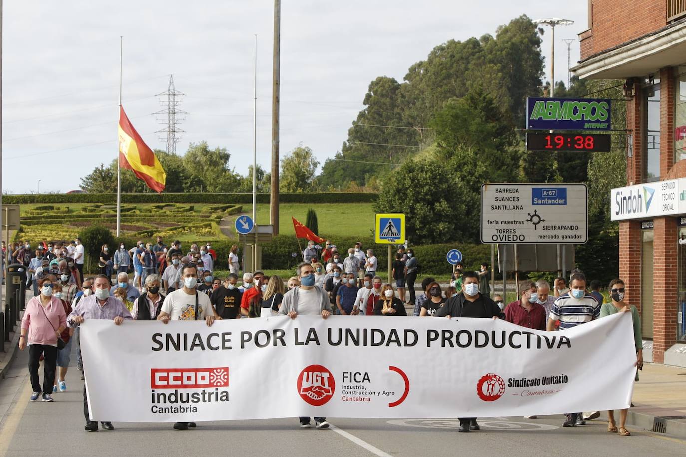 La manifestación convocada por el comité de empresa se ha realizado esta tarde formando tres filas y los asistentes portan mascarillas. El objetivo de la movilización es reivindicar que, si se compra Sniace en el proceso de liquidación, se mantenga su unidad productiva