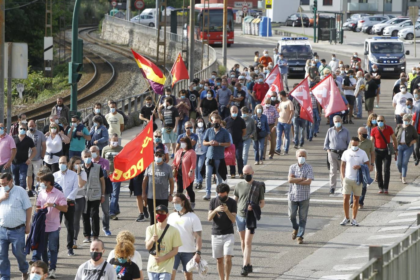 La manifestación convocada por el comité de empresa se ha realizado esta tarde formando tres filas y los asistentes portan mascarillas. El objetivo de la movilización es reivindicar que, si se compra Sniace en el proceso de liquidación, se mantenga su unidad productiva