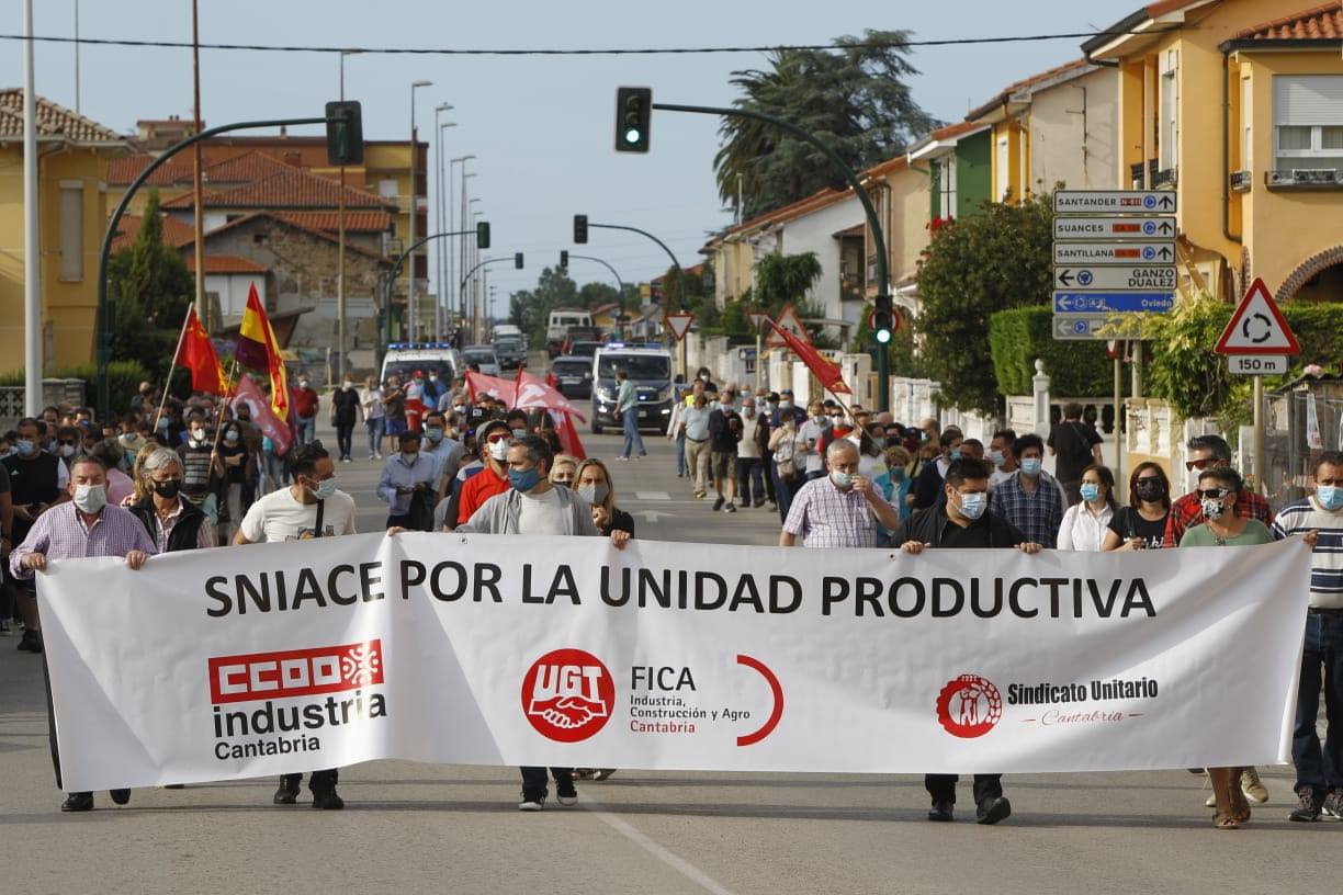 La manifestación convocada por el comité de empresa se ha realizado esta tarde formando tres filas y los asistentes portan mascarillas. El objetivo de la movilización es reivindicar que, si se compra Sniace en el proceso de liquidación, se mantenga su unidad productiva