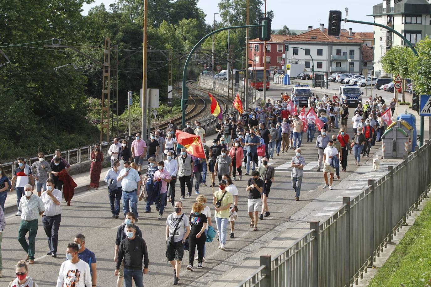 La manifestación convocada por el comité de empresa se ha realizado esta tarde formando tres filas y los asistentes portan mascarillas. El objetivo de la movilización es reivindicar que, si se compra Sniace en el proceso de liquidación, se mantenga su unidad productiva