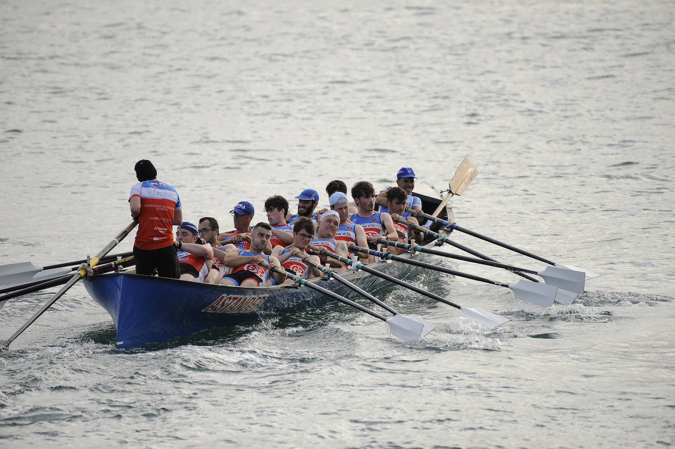 Los de Joseba Fernández demuestran su hegemonía y se imponen con solvencia a Camargo y Castro en la primera regata de la temporada cántabra