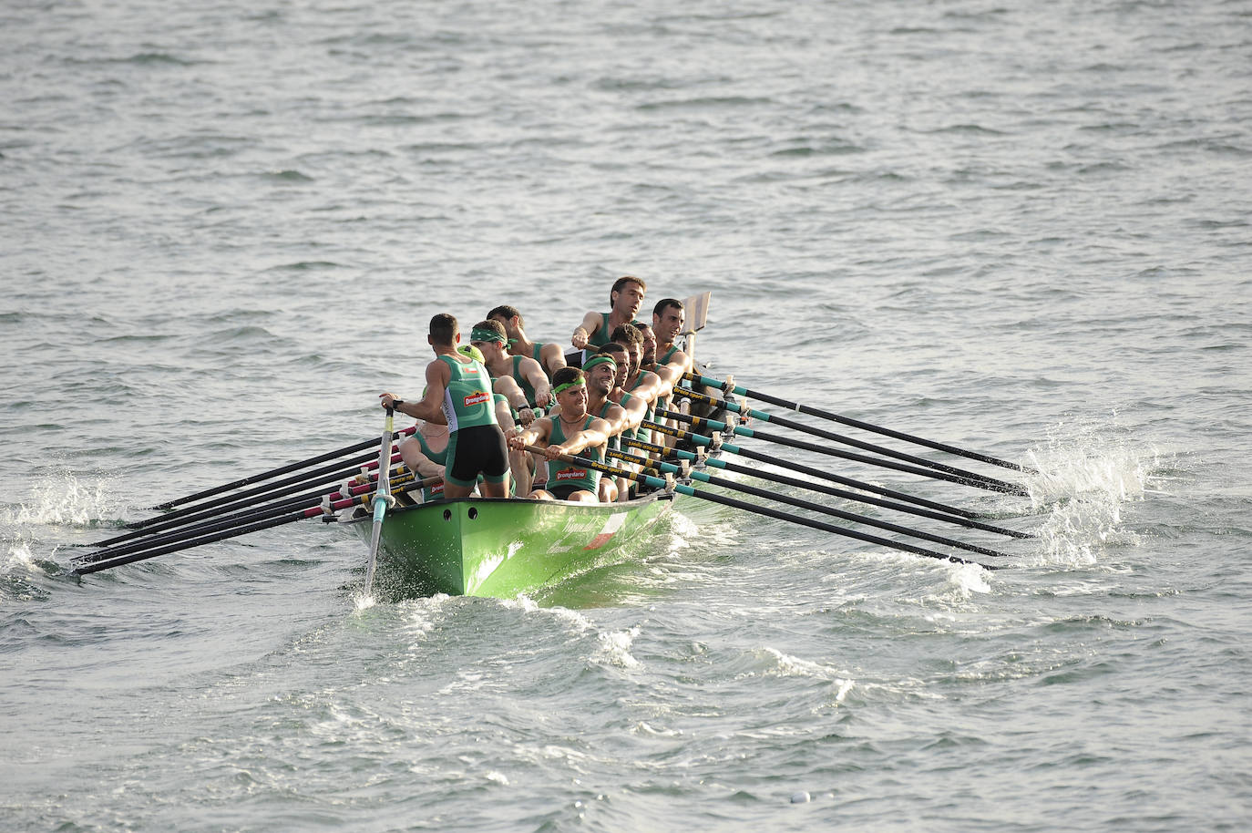 Los de Joseba Fernández demuestran su hegemonía y se imponen con solvencia a Camargo y Castro en la primera regata de la temporada cántabra