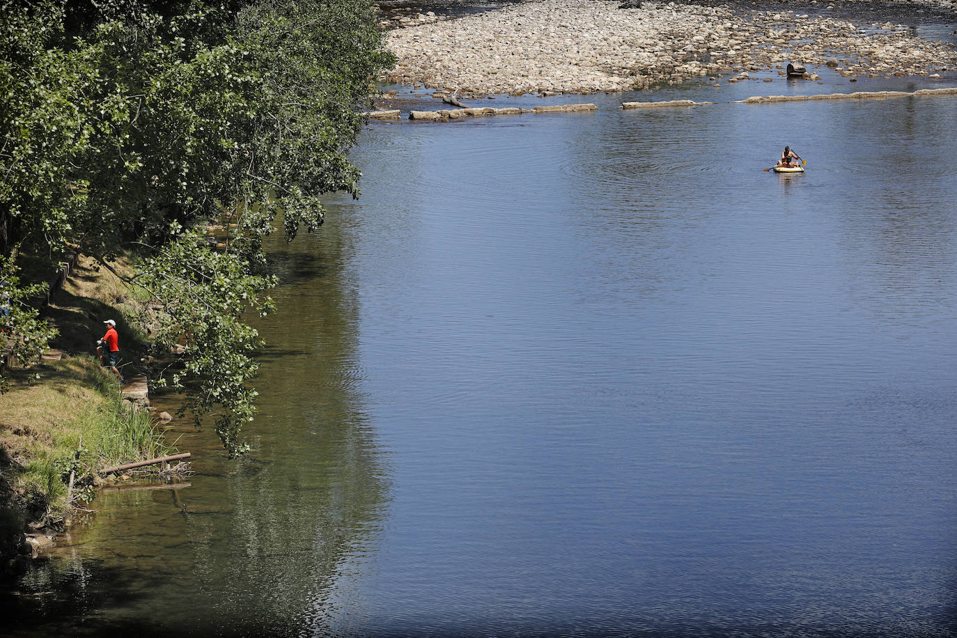 Fotos: Los cántabros se refrescan en la campa de Santa Lucía, en Cabezón de la Sal