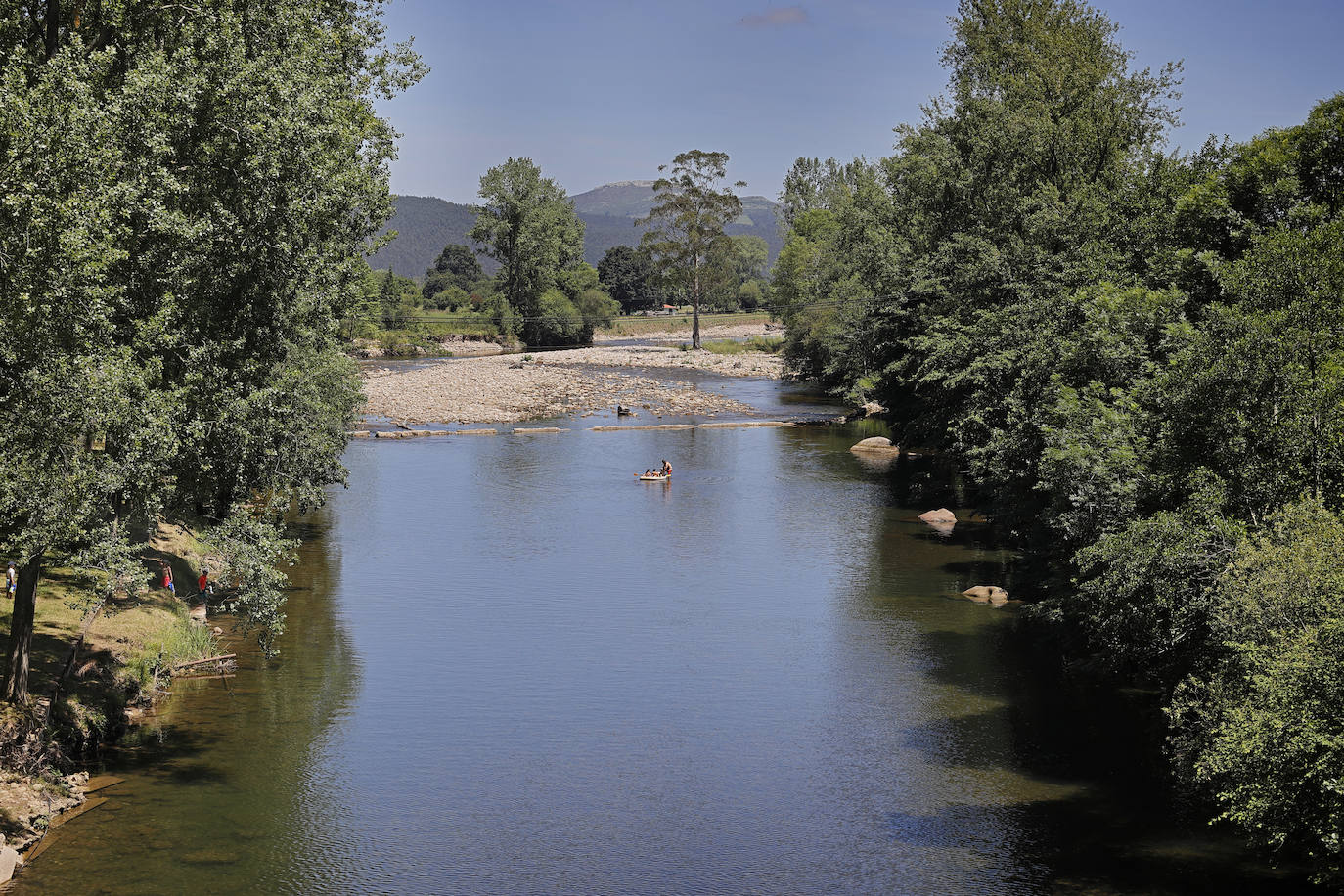 Fotos: Los cántabros se refrescan en la campa de Santa Lucía, en Cabezón de la Sal