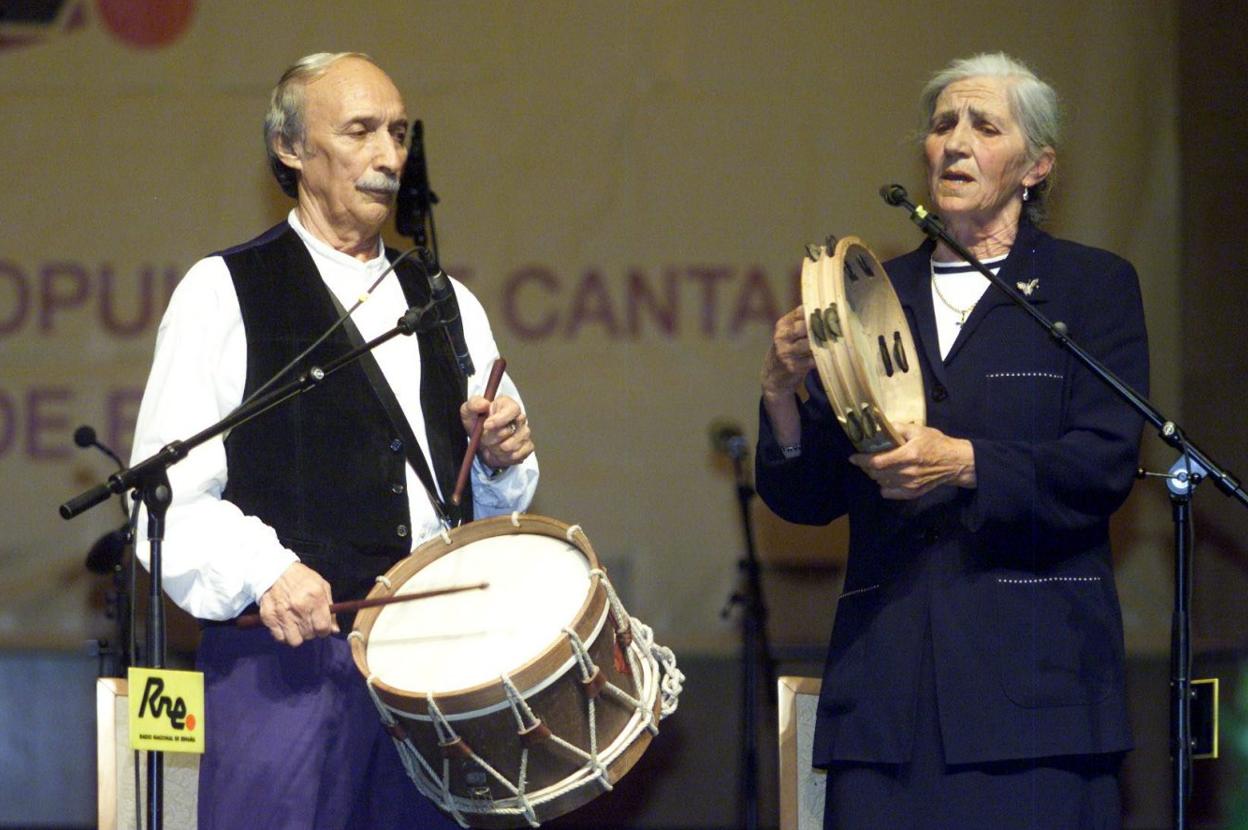 Lines Vejo con el tambor Moisés Serna, durante la cuarta Gala del Folclore Cántabro en la que ambos fueron homenajeados.