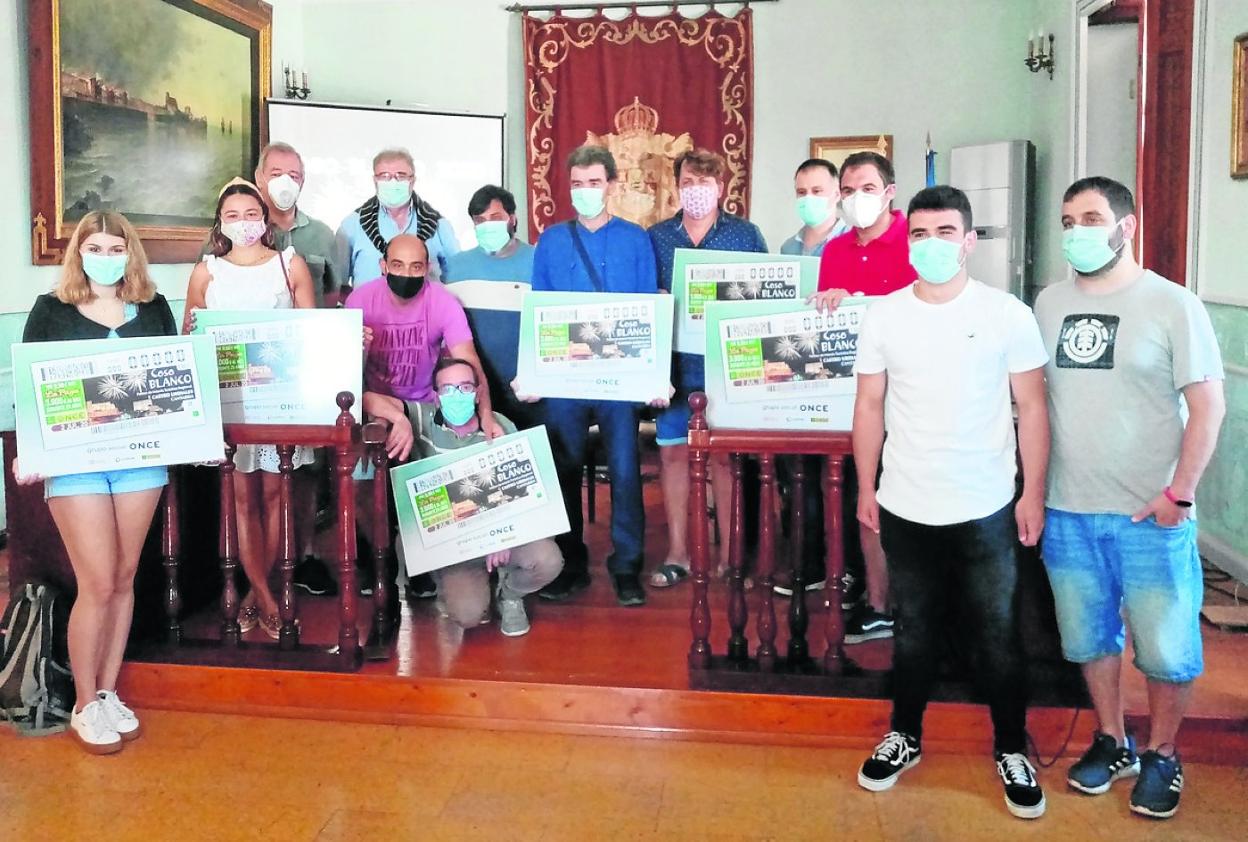 Los carrocistas recibieron una réplica del cupón de la ONCE con el que se homenajea al Coso Blanco. 