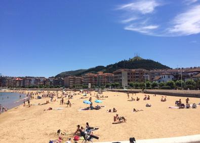 Imagen secundaria 1 - Imágenes de Brazomar sobre las 14.30 horas y miembros de la DYA desinfectando las barandillas del solarium.