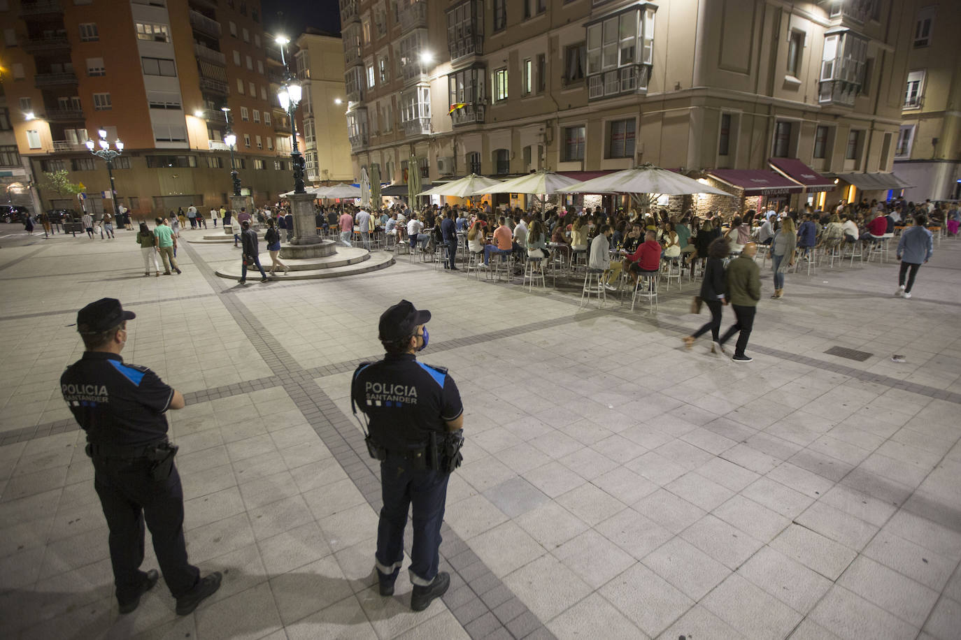 Terrazas llenas, aforos limitados, mascarillas y otras costumbres que se adoptan en la ciudad para seguir disfrutando del ocio nocturno. Estas imágenes corresponden con un recorrido realizado el sábado por la noche hasta la madrugada del domingo.