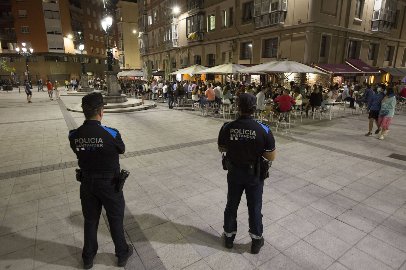 Terrazas llenas, aforos limitados, mascarillas y otras costumbres que se adoptan en la ciudad para seguir disfrutando del ocio nocturno. Estas imágenes corresponden con un recorrido realizado el sábado por la noche hasta la madrugada del domingo.