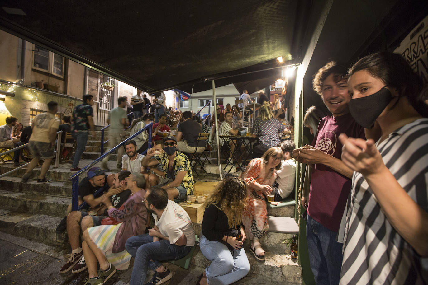 Terrazas llenas, aforos limitados, mascarillas y otras costumbres que se adoptan en la ciudad para seguir disfrutando del ocio nocturno. Estas imágenes corresponden con un recorrido realizado el sábado por la noche hasta la madrugada del domingo.