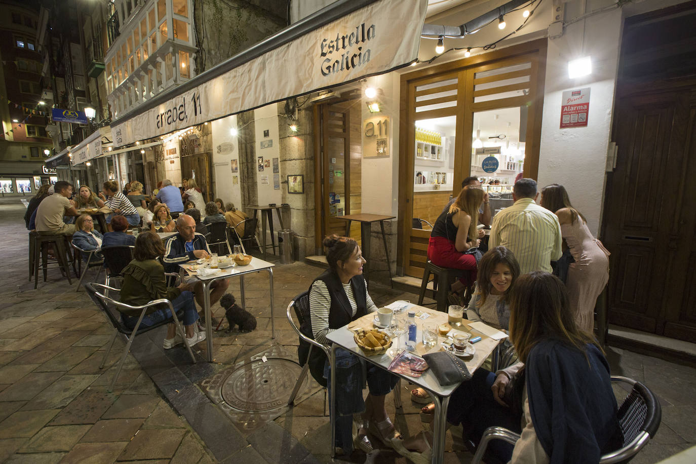 Terrazas llenas, aforos limitados, mascarillas y otras costumbres que se adoptan en la ciudad para seguir disfrutando del ocio nocturno. Estas imágenes corresponden con un recorrido realizado el sábado por la noche hasta la madrugada del domingo.