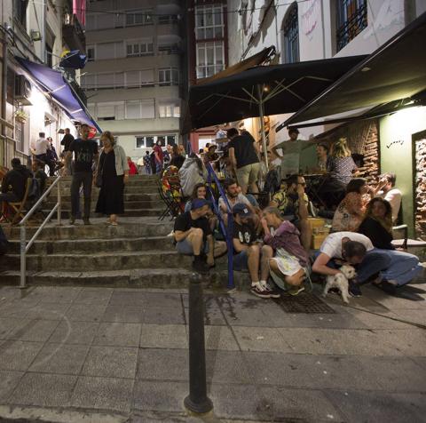 Terrazas llenas, aforos limitados, mascarillas y otras costumbres que se adoptan en la ciudad para seguir disfrutando del ocio nocturno. Estas imágenes corresponden con un recorrido realizado el sábado por la noche hasta la madrugada del domingo.