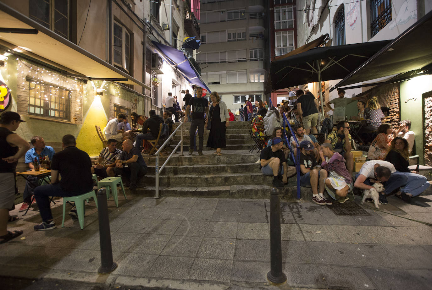 Terrazas llenas, aforos limitados, mascarillas y otras costumbres que se adoptan en la ciudad para seguir disfrutando del ocio nocturno. Estas imágenes corresponden con un recorrido realizado el sábado por la noche hasta la madrugada del domingo.