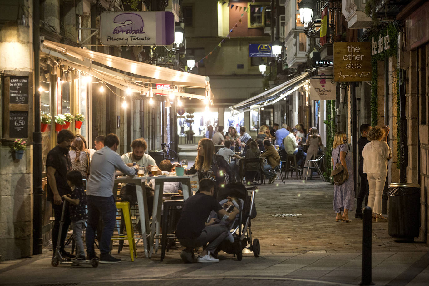 Terrazas llenas, aforos limitados, mascarillas y otras costumbres que se adoptan en la ciudad para seguir disfrutando del ocio nocturno. Estas imágenes corresponden con un recorrido realizado el sábado por la noche hasta la madrugada del domingo.