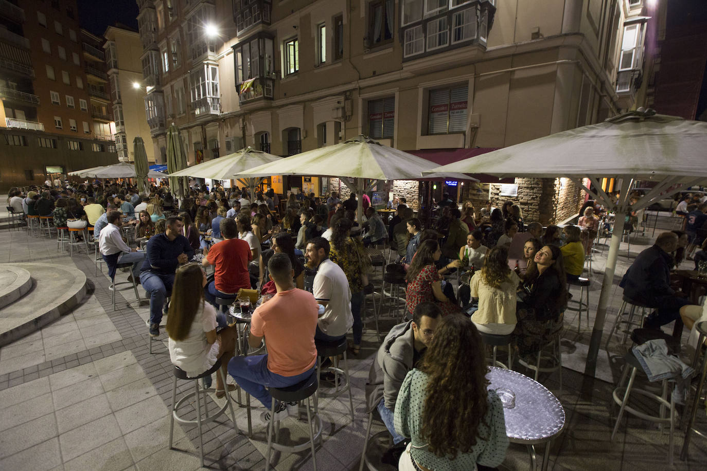 Terrazas llenas, aforos limitados, mascarillas y otras costumbres que se adoptan en la ciudad para seguir disfrutando del ocio nocturno. Estas imágenes corresponden con un recorrido realizado el sábado por la noche hasta la madrugada del domingo.