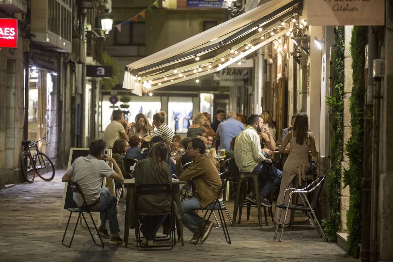 Terrazas llenas, aforos limitados, mascarillas y otras costumbres que se adoptan en la ciudad para seguir disfrutando del ocio nocturno. Estas imágenes corresponden con un recorrido realizado el sábado por la noche hasta la madrugada del domingo.